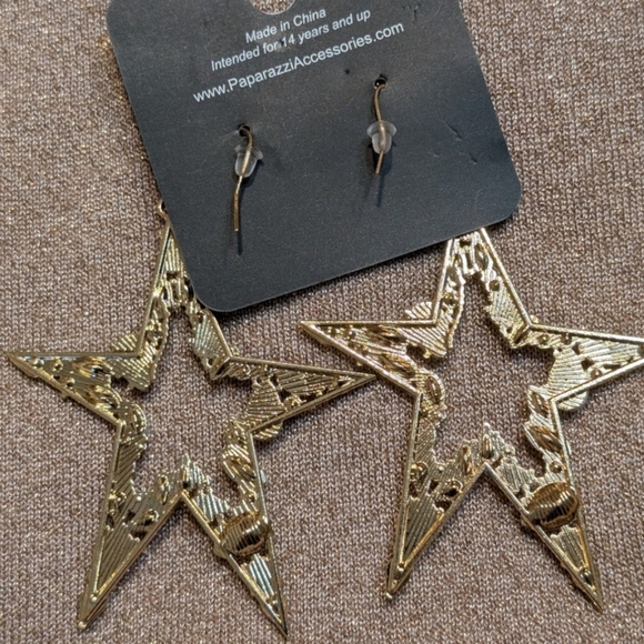 Large Gold Star Variegated Earrings - Fun & Unique - Picture 4 of 5